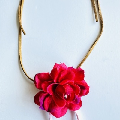 Colar "Flor da Liberdade": O Seu Brilho Natural e Autêntico (Design Exclusivo Rafi Store)