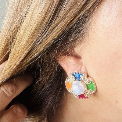 Brincos Esmaltados com Pérola e Acabamento Dourado – Elegância Clássica com Toque de Cor Brincos Esmaltados com Pérola e Acabamento Dourado – Elegância Clássica com Toque de Cor