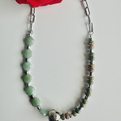 Colar Artesanal com Pedras Naturais Verdes e Detalhes em Aço – Design Exclusivo Rafi | Elegância Intemporal em Cada Estação