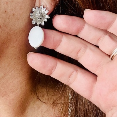 São deslumbrantes estes brincos com flor e pérola.