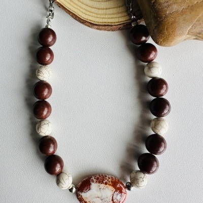 Colar Curto com Pedras Naturais em Tons de Castanho e Aço Prateado - Elegância Natural e Personalização Colar Curto com Pedras Naturais em Tons de Castanho e Aço Prateado - Elegância Natural e Personalização