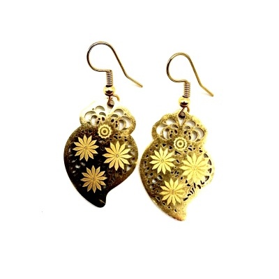 Brincos Coração em Aço Dourado com Recortes e Flores