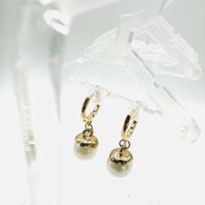 Argola em aço com pérola.