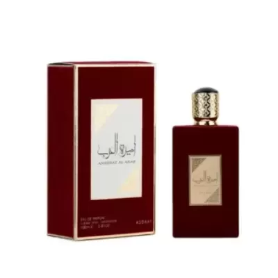 Frasco de perfume vermelho escuro com tampa dourada ao lado da caixa correspondente