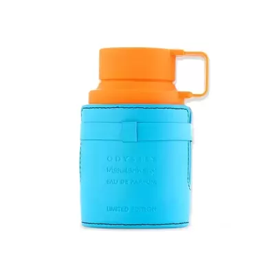 Frasco de perfume laranja com capa azul e texto em relevo