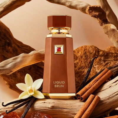 Frasco de perfume castanho com pedra vermelha entre canela e baunilha