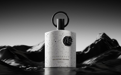 Frasco de perfume branco com padrão pontilhado preto e tampa preta com fundo de montanhas