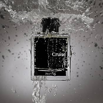 Frasco de perfume preto submerso em água com texto Cruise