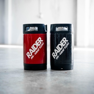 Dois contentores de vidro RAIDER PFT-WRAP TOOLS vermelho e preto com tampas pretas, em chão cinzento