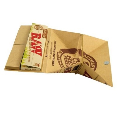 Estojo de papel pardo aberto com embalagem Raw dentro