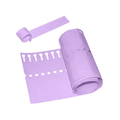 Rolo de pulseira em silicone lilás com recortes circulares e tira solta