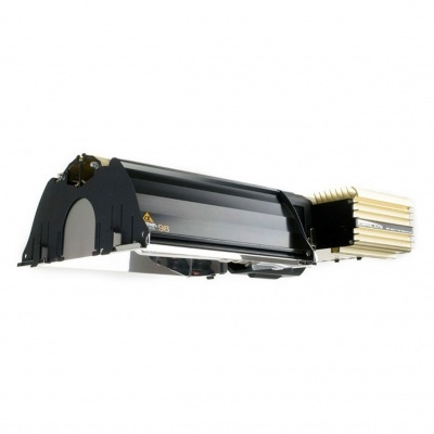 Projetor LED industrial preto e dourado sobre fundo branco