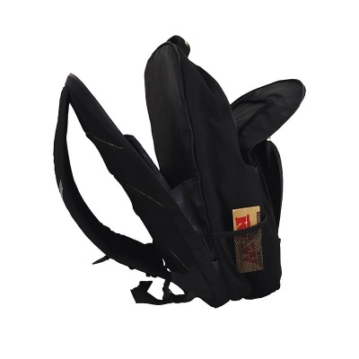 Mochila preta aberta com bolso lateral em rede contendo embalagem