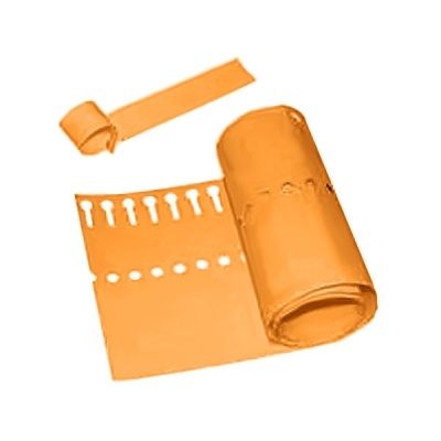 cinta elástica laranja com orifícios em fundo branco