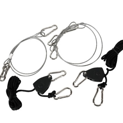 Conjunto de cabos de aço com mosquetões e cordões pretos em fundo branco