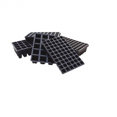 Tabuleiros de sementeira em plástico preto com células quadradas