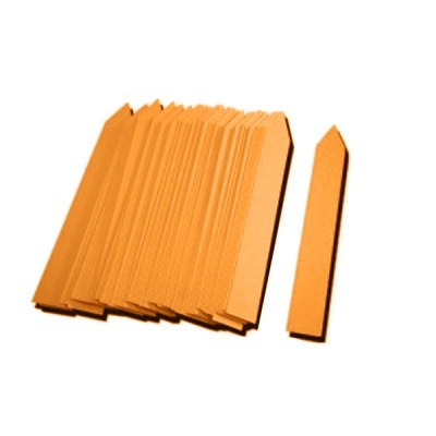 Etiquetas retangulares castanhas com parte superior chanfrada, empilhadas e uma destacada ao lado