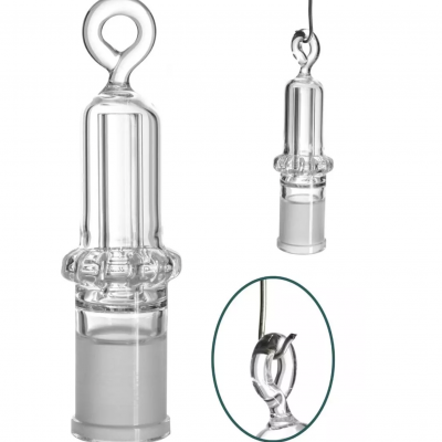 Produto em vidro transparente com um anel para pendurar, fundo branco