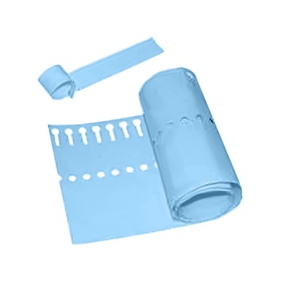 Rolo de plástico transparente azul claro com recortes e tira destacável