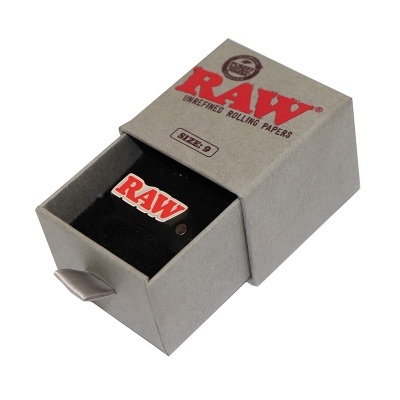 Caixa cinza com logotipo RAW vermelho e caixa preta dentro