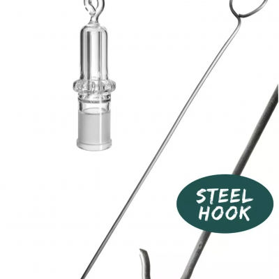 Gancho de aço longo com etiqueta STEEL HOOK ao lado de peça de vidro cilíndrica