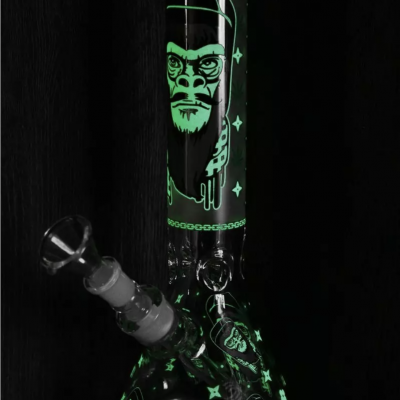 Bong de vidro com estampas verdes de rostos de macaco astronauta