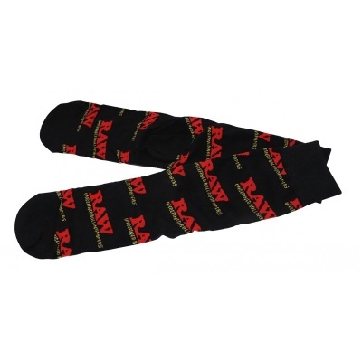 Meias pretas com padrão RAW vermelho e texto amarelo