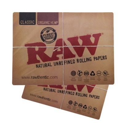 Embalagem de papel para enrolar RAW com design castanho e texto vermelho e preto.