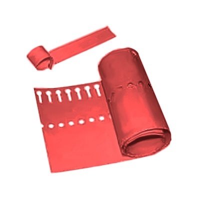 Rolo e tira de plástico vermelho com recortes em círculo