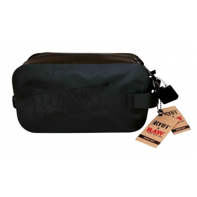 Necessaire preta com marca RAW em relevo e etiquetas penduradas