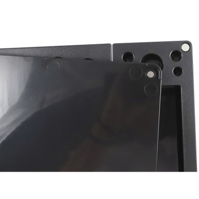 Placas retangulares pretas com diferentes acabamentos e orifícios circulares.