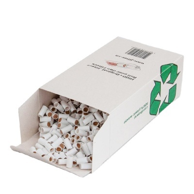 Caixa branca aberta com filtros de cigarro brancos e símbolo de reciclagem verde