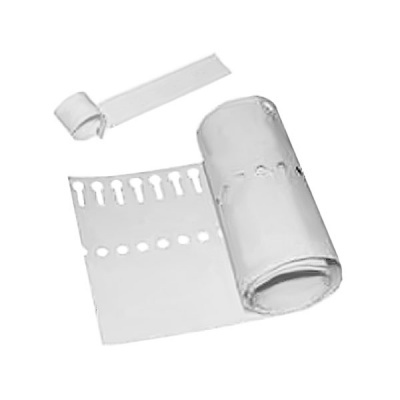 Fita plástica transparente com perfurações e rolo sobre fundo branco