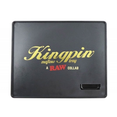 Tabuleiro preto retangular com texto Kingpin tray A RAW COLLAB em dourado e vermelho