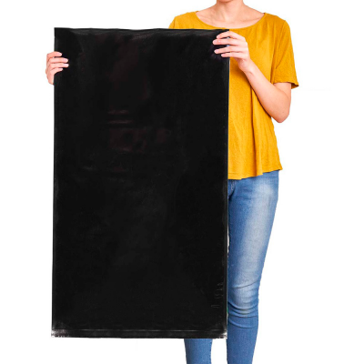 Mulher segurando uma toalha preta lisa e rectangular