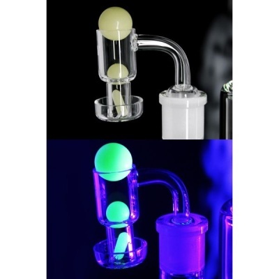 Acessório em vidro transparente com esferas fosforescentes para fumar, mostrado com e sem luz ultravioleta
