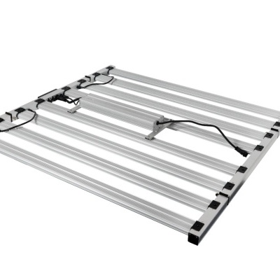 Estrutura metálica retangular de barras de alumínio com presilhas e suporte em T