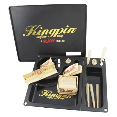 Tabuleiro metálico preto Kingpin Tray A RAW COLLAB com papel de enrolar e cigarros enrolados