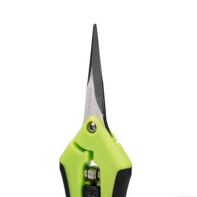 tesoura de precisão verde e preta com lâminas de aço inox