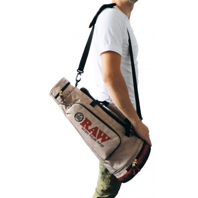 Saco RAW bege com alças pretas e logótipo em vermelho, transporte nas costas