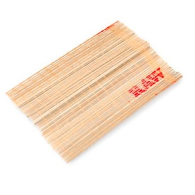 Tapete de sushi de bambu claro com texto vermelho EASY