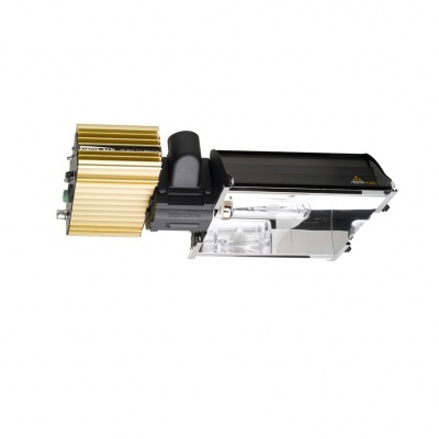 Componente eletrónico com aletas douradas e corpo preto e transparente