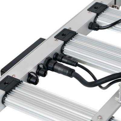 Componente eletrónico metálico com painéis brancos e cabos pretos