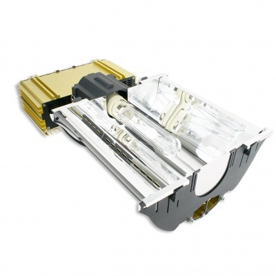 Lâmpada industrial com refletor prateado e estrutura metálica preta e dourada