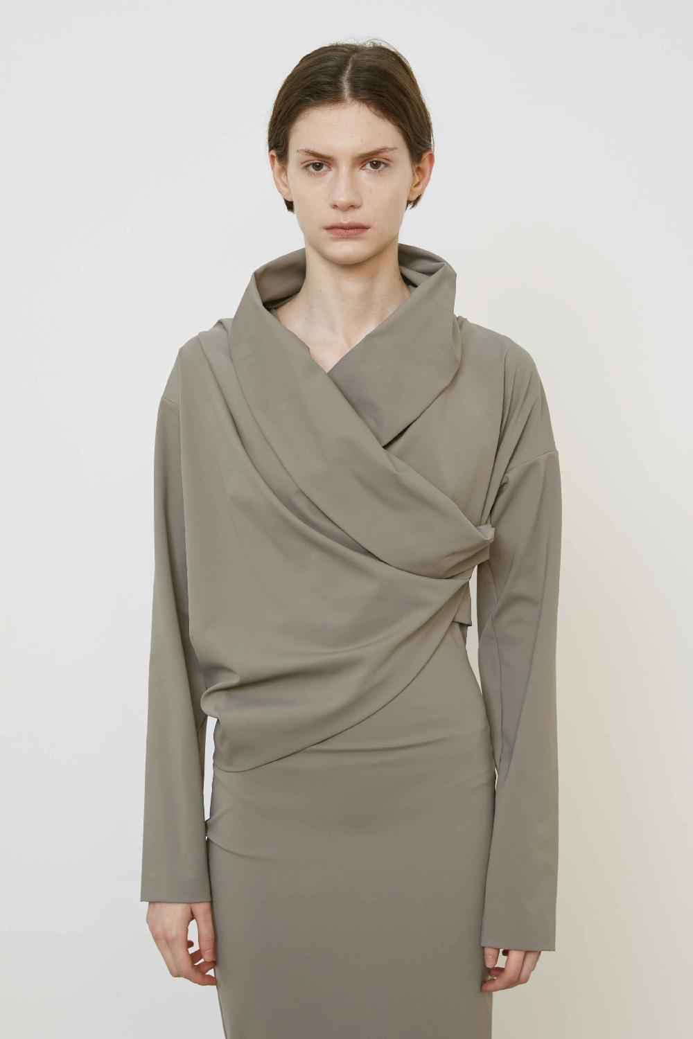 Draped wrap-neck blouse Vestido cinzento drapeado com gola alta