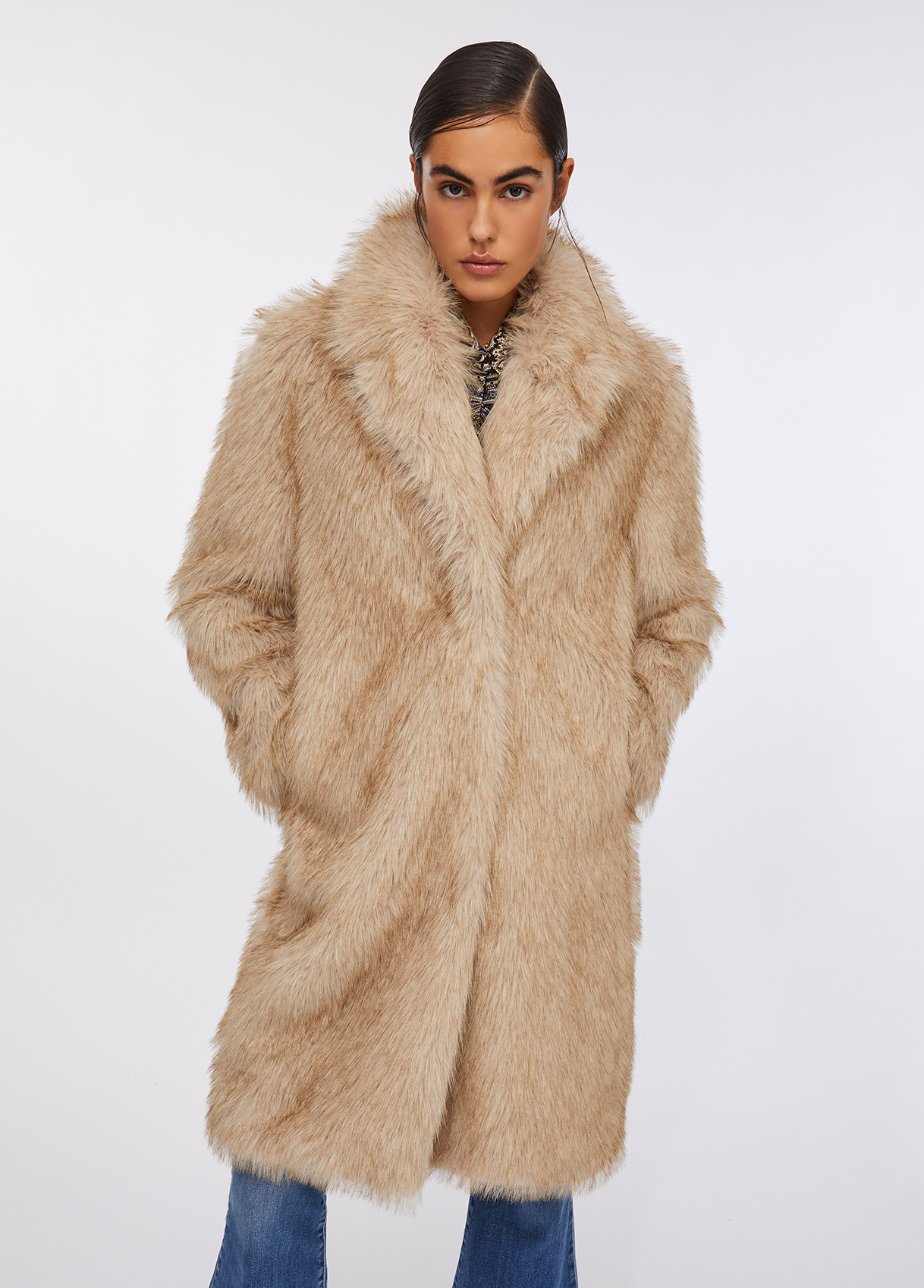 Faux fur jacket Casaco bege de pelo sintético com gola larga