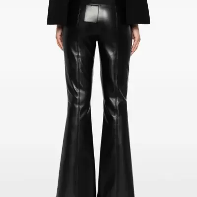 Calças pretas flare de pele sintética vistas de costas