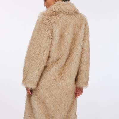 Casaco comprido de pelo sintético bege visto de costas