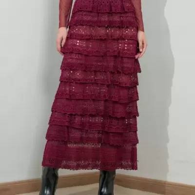 Saia longa vinho com folhos em renda e botas pretas