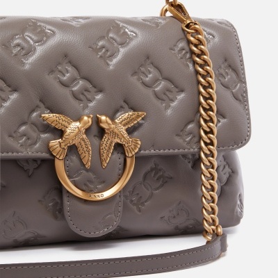 Mala de ombro cinzenta em pele com padrões em relevo e detalhes dourados